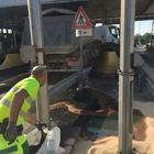 Camion si schianta al casello autostradale di Portogruaro: gasolio sulla strada
