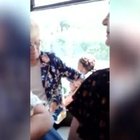 Mamma col figlio nega il posto per disabili all'anziana: scoppia la bagarre sul bus