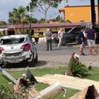 Alberi spezzati e auto distrutte: i danni del maltempo a Fiumicino