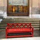 Una panchina rossa per sensibilizzare contro la violenza sulle donne a Montecitorio