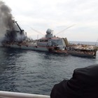 Moskva, spuntano le prime immagini della nave in fiamme: gli scatti che smentiscono la Russia