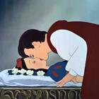 Biancaneve e il bacio non consensuale dato dal principe azzurro: la polemica su Disneyland
