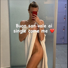 Taylor Mega hot, nudo integrale per San Valentino: «Auguri ai single come me!»