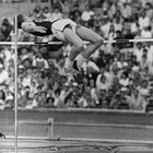 Dick Fosbury, morto l'atleta che cambiò il salto in alto con la sua tecnica «all'indietro»