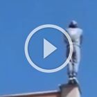 Il migrante si getta dal tetto dell'hotel, il video choc dal centro accoglienza