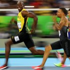 Bolt vola in finale nei 200, Gatlin out