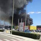 Rogo tossico al centro commerciale Auchan: fuga dei clienti per la nube nera