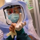 Coronavirus, italiani in quarantena, i danni al fisico: il 40% è ingrassato, 4 su dieci dormono peggio