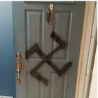 Donna ebrea pugnalata in casa a Lione: sulla porta incisa una svastica col coltello