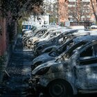 Incendiate 16 auto di Poste Italiane: mistero a Roma nella notte. «Ipotesi attentato degli anarchici»