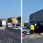Incidente spettacolare in autostrada, tir sfonda il guard rail e travolge auto e furgone: 3 feriti, chilometri di coda