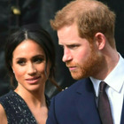 Harry e Meghan, tregua di Natale: «Disposti a passarlo con la Royal Family». Ma Re Carlo non li ha invitati