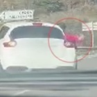 Bambino si sporge dal finestrino dell'auto in corsa e precipita sulla statale: il video dell'incidente. «Non era sul seggiolino»