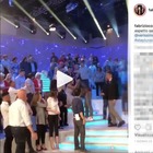 Fabrizio a Verissimo, una donna si inchina e lui pubblica il video su Instagram: scoppia la polemica social
