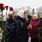 Russia, le mogli dei soldati al fronte protestano fuori dal Cremlino: fiori rossi alla fiamma del milite ignoto