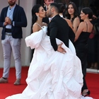 Giulia Salemi e Pierpaolo Pretelli, il bacio sul Red Carpet di Venezia fa innamorare i fan: «Quando vi sposate?»