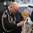Australia, il bambino di 19 mesi decorato con un ciuccio al funerale del papà pompiere, morto per spegnere i roghi