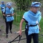 Ucraina, le donne (civili) a caccia di mine 