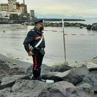 Bimbo trovato morto in spiaggia a Torre del Greco accanto alla mamma, l'autopsia: «Non è annegato ma è stato soffocato»