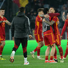 Europa League, la Roma batte il Milan 2-1: Mancini e Dybala portano i giallorossi in semifinale