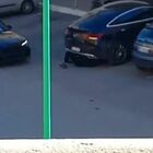 Ladri all'opera nel parcheggio di un supermercato: rubano un'auto in quattro minuti. Il video è virale sui social