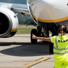 Il volo Ryanair fa tre ore di ritardo, maxi-risarcimento a 11 passeggeri da Cagliari a Roma: ecco quanto hanno ricevuto