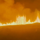 Islanda, erutta vulcano nella penisola di Reykjanes: cielo arancione, spruzzi di lava alti 150 metri