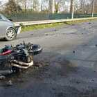 Ostiense, incidente frontale con un'auto: la moto prende fuoco, morto un 21enne