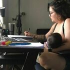 La denuncia di una studentessa: «Un professore mi ha impedito di allattare durante la lezione online»