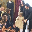 Ginevra Meloni al Quirinale: la figlia di Giorgia saltella con lo zainetto e si siede in prima fila accanto al papà Andrea Giambruno