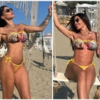 Guendalina Tavassi in gran forma in bikini, i fan non ci credono: «Troppo gonfia sul c**o, hai usato Photoshop»