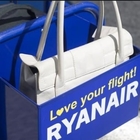 Ryanair e il bagaglio a mano, condannata per averlo fatto pagare: prima sentenza a Madrid