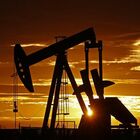 Petrolio in rialzo tra prospettive tagli OPEC+ e accordo sul nucleare iraniano