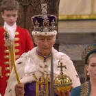 Re Carlo, la corona scivola dalla testa: la scena (imbarazzante) in diretta tv