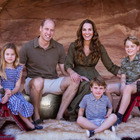 Kate e William, la foto di Natale con i figli durante la vacanza in Giordania