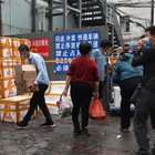 Pechino, 46 contagiati nel più grande mercato della città: via alla disinfestazione, isolate le zone vicine