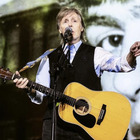 Paul McCartney miliardario: il cantante dei Beatles entra nella storia come musicista più ricco della Gran Bretagna