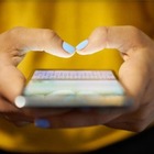 Smartphone, l'allarme del posturologo: «Boom di rizoartrosi al pollice, il dito più usato per scrivere sui display»