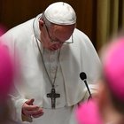 Pedofilia, testimonianze choc al summit: «Abusata per 13 anni, il prete mi fece anche abortire»