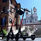 Roma, ragazzino sul monopattino investe una donna in Centro: è il primo incidente della nuova mobilità sostenibile