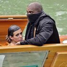 Kanye West paparazzato con i pantaloni abbassati su un taxi a Venezia: il video intimo con Bianca Censori fa il giro del web (e lui rischia una denuncia)