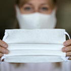 Le mascherine servono davvero? Il premio Nobel: «In Italia hanno evitato 78mila contagi in un mese»