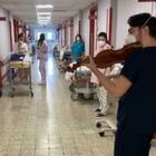 Bari, medico violinista suona per i neonati