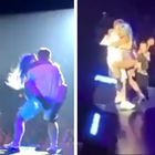 Lady Gaga cade dal palco insieme a un fan che non riesce a tenerla in braccio