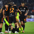 Infortunio all'arbitro Marchetti durante Roma-Frosinone: a terra in preda ai crampi, Dybala lo aiuta