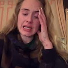 Adele cancella il tour, il video in lacrime su Instagram: «Metà del mio staff ha il Covid»