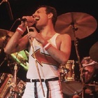 Freddie Mercury, i cimeli del leader dei Queen finiscono all'asta: dal pianoforte a coda al pettine per i baffi