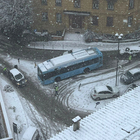 Neve, Perugia paralizzata: incidenti e strade chiuse, disagi nelle scuole. Ecco dove