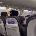 Usa, Boeing dell'Alaska Airlines perde finestrino in volo: le drammatiche immagini a bordo