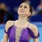 Valieva, le lacrime dopo le polemiche: la giovane russa chiude in vetta il programma corto di pattinaggio